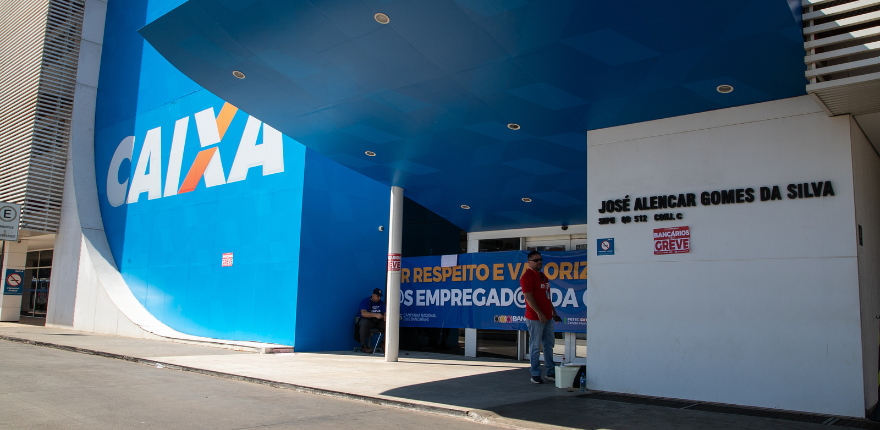 880 Caixa fachada greve.png